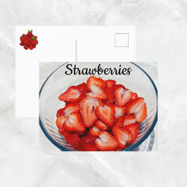 Fotografisk skål med skivade röda jordgubbar  vykort