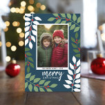 Fotografiska moderna bär, eukalyptus grenar jul julkort<br><div class="desc">Ett modernt God jul-fotokort i marin,  grönt,  rött och vitt. Den moderna,  abstrakta utformningen inbegriper eukalyptus grenar och bär och sans serif-typ för huvuddelen av texten. Hälsning befinner sig i ett historiskt modernt manus. I baksidan finns en eukalyptus mönster i gröntar och vita.</div>