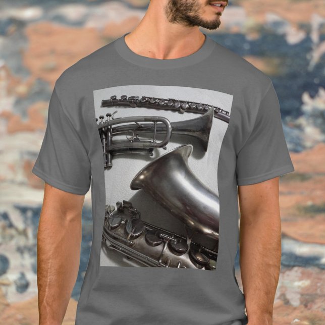 Fotografiska musikinstrument i silver t shirt (Skapare uppladdad)