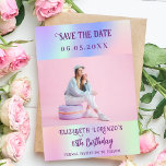 Fotografiskript för Holografisk rosa-lila Spara Datumet<br><div class="desc">En modern och elegant Spara datum för en födelsedagsfest (i alla åldrar). Holografisk bakgrund,  rosa,  lila myntbakgrund grönt. Anpassa och lägg till ett foto,  datum och namn.</div>