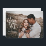 Fotografiskt blomstergeometriskt bröllopsfoto spara datumet<br><div class="desc">Fotografiskt blomstergeometriskt bröllopsfoto spara datumet. I lila,  rosa,  bruna och gröna nyanser. Modernt rustikt bröllop med handskriven text.</div>