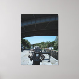 Fotografistatus med Erie Canal i bakgrunden Canvastryck