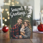 Fotohandskriven Red Play Season hälsningar Julkort<br><div class="desc">Modern design med ett jordbruktagande var mönster på baksidan. Det här fungerar bäst med ett foto från lodrät - subjekt centrerat. Med stil-typsnittet i kalligrafi blir det ett modernt,  vismiskt val för ett julfotokort. Baksidan innehåller en ljus grönt mönster. Photo Kredit: Photography © Storytree Studios,  Stanford,  CA</div>