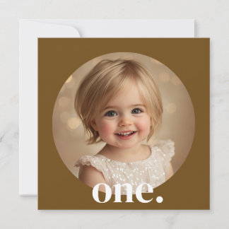 Fotoinbjudan första födelsedagen i Brown & White Inbjudningar