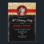 Fotoinbjudan till 30års födelsedag - Guld Black Re Inbjudningar<br><div class="desc">Inbjudan till 30års födelsedag med din fotodesign i svart,  faux glitter guld med ett rött tips. Perfekt för en kvinnas trettionde födelsedagsfest. Den kan anpassas för vilken ålder som helst!</div>