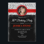 Fotoinbjudan till 30års födelsedag - Silver Black  Inbjudningar<br><div class="desc">Inbjudan till 30års födelsedag med din fotodesign i svart,  faux glitter silver med ett rött tips. Perfekt för en kvinnas trettionde födelsedagsfest. Den kan anpassas för vilken ålder som helst!</div>