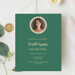 Fotoinbjudan till Birthday emerald grönt diamant<br><div class="desc">För en elegant 40:e (eller någon ålder) födelsedagsfest. En bakgrundsbild för grönten. Anpassa och lägg till information om namn och party. Lägg fotot i faux guld diamant ram. Namn är skrivet med ett handskript i stil. 1 lakan = 1 inbjudan tryckt kant till kant.</div>