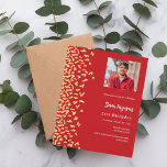 Fotoinbjudan till röd guld från födelsedagen<br><div class="desc">En modern elegant och inbjudan. En röd bakgrund dekorerad med faux guld konetti. Anpassa och lägg till bild,  närmare uppgifter om namn och party. Vit text. 1 lakan = 1 inbjudan tryckt kant till kant.</div>