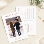 Fotojul för familjen Rustic Winter Hälsning Vykort<br><div class="desc">Fira julhelgen med vårt jokerkort för Hälsning-familjen med Rustic Winter. Med en charmerande röd typografi på en enkel vinterbakgrund ger det här vykortet en varm, minimalistisk beröring till dina semesterhälsningar. Den mysiga familjen porträtt, som står emot ett snöslandskap, förmedlar ett hjärtligt budskap om fred och kärlek - perfekt för att...</div>