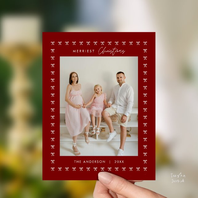 Fotojul för Modern Deep Red Bow Mönster-familjen Vykort (Modern Bow Pattern Family Photo Classy Elegant Christmas Postcard in Deep Red Burgundy Wine theme)