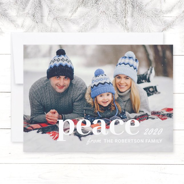 Fotojulkort i modern typografi (Simple, modern Holiday family  photo Christmas card with the text "Peace", family name and year.)