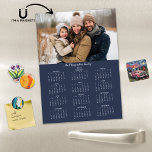 Fotokalender för 2025 för den moderna marinblåa fa<br><div class="desc">2025 Anpassade Family Namn och Photo Magnetic Calendar med ditt personlig-foto och namn. 🌟 endast Designad för 2025, och perfekt för små gåvor, strumpor eller ställe i helgdagskorten! Den här versionen är en chic Navy Blue, men färg är fullt anpassade. Kontakta oss på cedarandstring@gmail.com om du behöver hjälp med designen...</div>