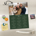 Fotokalender för 2025 i den moderna Grönten Namn<br><div class="desc">2025 Anpassade Forest Grönt Family Namn och Photo Magnetic Calendar Card med personlig-foto och namn. 🌟 endast Designad för 2025, och perfekt för små gåvor, strumpor eller ställe i helgdagskorten! Den här versionen är en chic Forest Grönt, men färg är fullt anpassade. Kontakta oss på cedarandstring@gmail.com om du behöver hjälp...</div>
