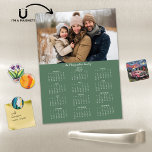 Fotokalender för 2025 i Modern Sage Grönt Namn<br><div class="desc">2025 års Anpassade Family Namn och Photo Magnetic Calendar-julkort med ditt personlig-foto och namn. 🌟 endast Designad för 2025, och perfekt för små gåvor, strumpor eller ställe i helgdagskorten! Den här versionen är en chic Sage Grönt, men färg är fullt anpassade. Kontakta oss på cedarandstring@gmail.com om du behöver hjälp med...</div>