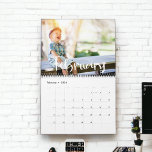 Fotokalender för modern minimalistisk familj kalender<br><div class="desc">En modern,  minimalistisk stil-fotokalender med roligt-typografi. Ett perfekt sätt att starta året och göra dina vackra minnen till en hjärtefråga. Anpassadet färg och bakgrund.</div>