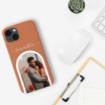 Fotokalligrafi Monogram Namn Arch-form<br><div class="desc">Denna design finns även tillgänglig på andra mobila modeller. Välj Enhetstyp om du vill visa andra iPhone, Samsung Galaxy eller Google fodral. Vissa stilar kan ändras genom att markera Stil om det är ett alternativ. Den här designen kan vara personlig i det område som tillhandahålls genom att ändra fotot och/eller...</div>