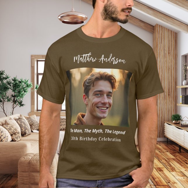 Fotokarmyten om namn roligt brun t shirt (Skapare uppladdad)