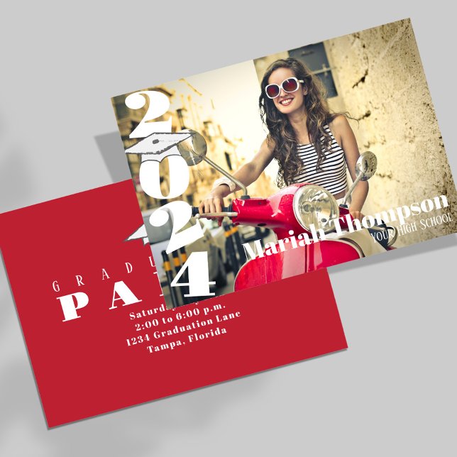 Fotoklass för studenten Red Typography av 2023 Inbjudningar (Graduation invitation announcement card with cardinal red school colors. )