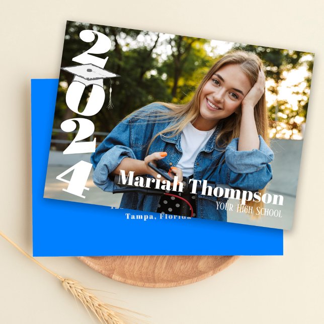 Fotoklass i Studenten Blue Typography av 2023 Inbjudningar (Graduation invitation announcement card with azure blue school colors. )