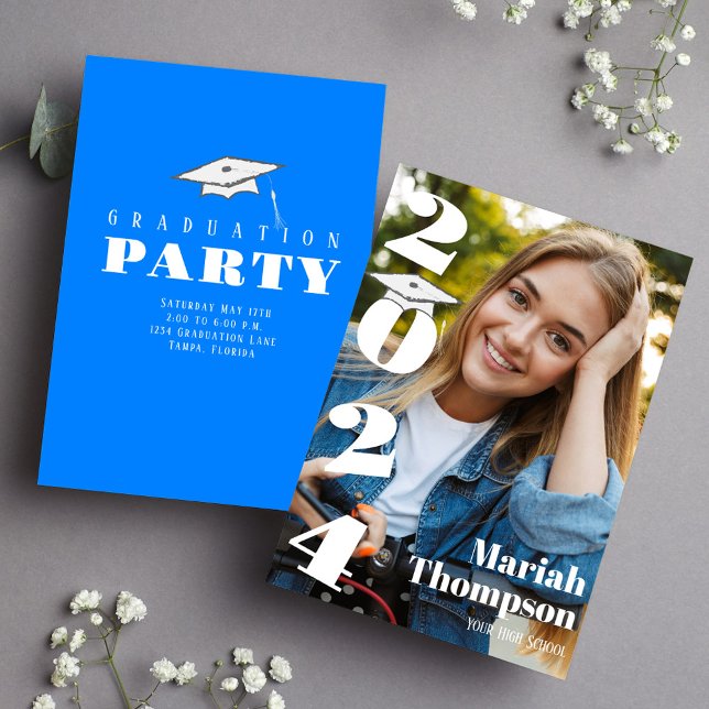 Fotoklass i Studenten Blue Typography av 2023 Inbjudningar (Graduation photo invitation with bold typography and azure blue school colors. )