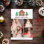 Fotokollage i Gingerbröd House God jul Julkort<br><div class="desc">Julfotokort med ett gingerbrödhus med två gingerbröd träd dekorerat med vitt,  rött och grönt frostning. Lägg till tre foton av din familj!</div>