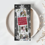Fotokollokort för solljus-Helgdag Julkort<br><div class="desc">Cute helgdag-fotokortet har ett foto med tre foton och en röd textruta. Anpassa till året och din familj namn eller namn i vita,  festila bokstäver,  på en rustik krita som är prickad med vit snöflingor från hand plockade.</div>