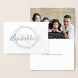 Fotokort för etched Foil Lycklig Hanukkah Snö Bubb Folierat Kort<br><div class="desc">Snyggt och sött Lycklig Hanukkah Snö Bubbles Helgdag Photo Card är perfekt för alla dina vänner och din familj den här julhelgen. Anpassa texten med din familj namn och året och byt ut bild mot ett foto av dina barn,  husdjur eller hela familjen.</div>