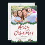 Fotokort för god jul och Garland-skript Julkort<br><div class="desc">God jul Garland Hand skrev ut skriptfamiljen eller Corporate Photo Card. Bilden och texten i det här handskrivna penselskriptet kan uppdateras och anpassas med ditt foto och din familj namn.</div>