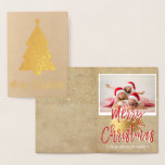 Fotokort för guldfetter i God jul Träd Folierat Kort<br><div class="desc">Pappert foto-kort för guldfärgad Julgran-röd hand,  skript-Craft. Bilden och texten på det här julkortet kan uppdateras och anpassas med ditt foto och namn. Det här kortet visningar ditt namn på insidan av guldjulkortet.</div>