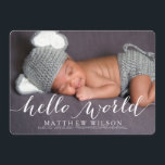 Fotokort för handskriftsmeddelande i Baby Meddelande<br><div class="desc">Handskrivet Modern Baby Birth-annons-kort | Vitt skript. Elke Clarke Design ©. Mer stilar finns i vår butik. Typografi täcker över med ord "hej world" i ett handskriftsskript. Elegant och mångsidig design som du kan anpassa för ett flicka nyfödd bebis-meddelande. Välj en egen solid färg-bakgrund för kortets baksida så att den...</div>