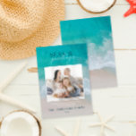 Fotokort för modern havsstrandfamilj julkort<br><div class="desc">snyggt-christmas-kortdesign med trendig blandning av fet stil och skript,  utrymme för ditt valda foto på framsidan med strand- och havsgrafik på baksidan</div>