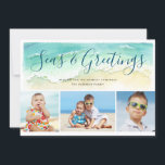 Fotokort för Seas & Hälsning Beach Inbjudningar<br><div class="desc">Skicka varma årshälsningar med det strandtemade julkortet. Kustens fotokort har en vattenfärgad våg i havets grönt på en sandstrand. Söt-skript visar "Seas & Hälsning" i kalligrafbokstäver av blå grönt. Tre foton finns under den målade vågen. Om du vill anpassa dig lägger du till namnen och tre favoritfoton.</div>