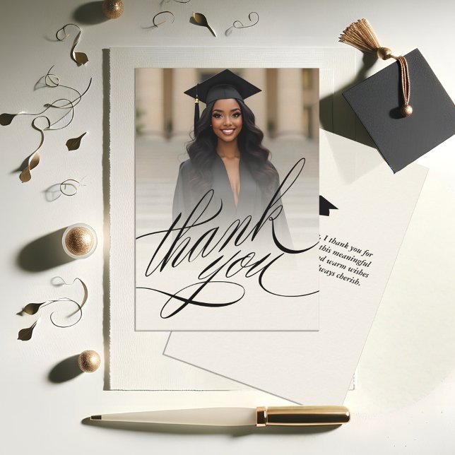 Fotokort för Studenten Tack i Elegant-skript (Elegant Script Graduation Photo Thank You Card)
