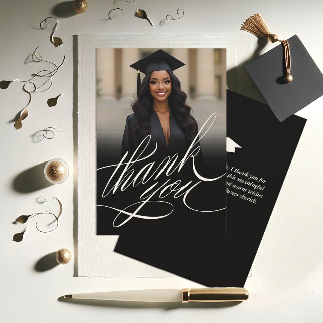Fotokort för Studenten Tack i Elegant-skript Kort (Black and White Elegant Graduation Photo Thank You Card)