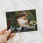 Fotokort för Tack av chic-skript<br><div class="desc">Modern White Kärlek och tack för Anpassningsbar-textmeddelande på baksidan. Perfekt för bröllop,  födelsedagar,  studenten och andra händelser.</div>