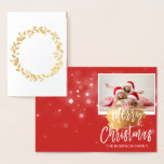 Fotokort för utandning av guldfet God jul Folierat Kort<br><div class="desc">Gold Foil-julkrans andedräkt med skript softfoto. Bilden och texten på det här julkortet kan uppdateras och anpassas med ditt foto och namn. Det här kortet visningar ditt namn på insidan av guldjulkortet.</div>