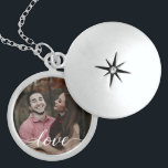 Fotolåset "Memories Encased" Personlig Berlockhalsband<br><div class="desc">Ge är en gåva som kommer att uppskattas för alltid med Personligen "Memories Encased" Photo Locket. Den här exquisite locket är ett tidlöst biet av smycken som gör att du kan anpassa den med ditt favoritfoto tillsammans och skapa en keepsaké fylld med kärlek och minnen. "Kärlek" i ord är elegant...</div>
