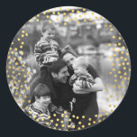 Fotomall för konfeetti guld runt klistermärke<br><div class="desc">Den runda klistermärket i guld med anpassningsbarna. Lägg bara till ett eget foto och justera texten. God jul och Glad helg! Fotografi © Storytree Studios,  Stanford,  CA</div>