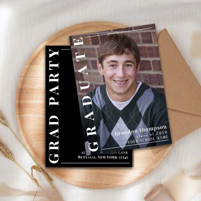 Fotomall för svart och vitt modern Studenten Meddelande (Simple black and white graduation photo announcement.)