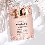 Fotomärken 40:e födelsedagen ro guld inbjudningar<br><div class="desc">En modern fotoinbjudan till snyggten för en 40-årsdag party. En övertoningsbakgrund i ro guld,  dekorerad med stjärnor. Anpassa och lägg till information om party.</div>