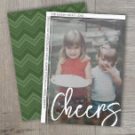 Fotomodern - Förskjutningskostnad för minsta vita  Julkort<br><div class="desc">FRONT DESIGN: En julklapp - jägare - Julhälsningar ovanpå fotot i ett stort trendig-skript. Lodräts foto är utanför centrum och familjen namnteckning omslag runt det vita gräns. En tunn vit gräns-accent ingår också. — BACK DESIGN: Bakgrundsdesignen omfattar ett schevron mönster i oliv grönt skuggor. Färg kan ändras i det avancerade...</div>