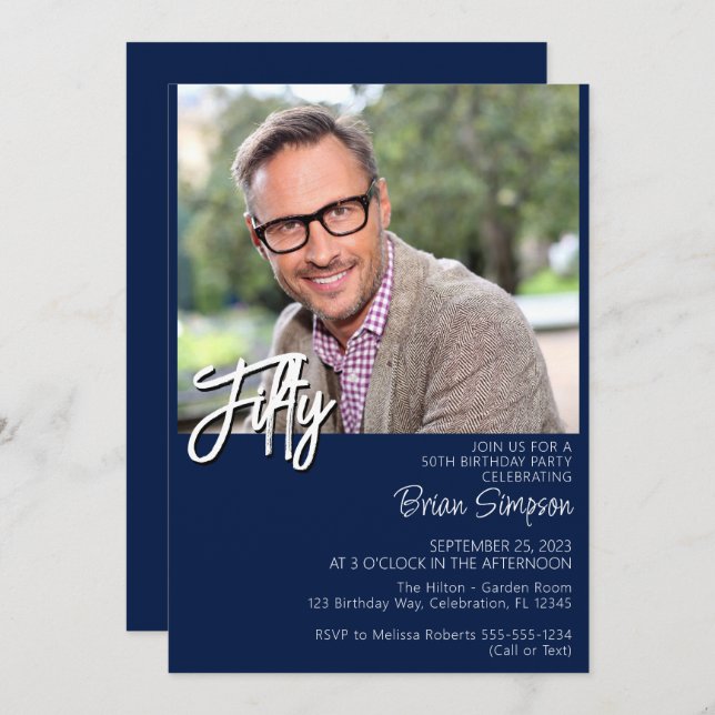 Fotomodern, minimalistisk marinblå femtiodagarsdag inbjudningar (Fram/baksida)