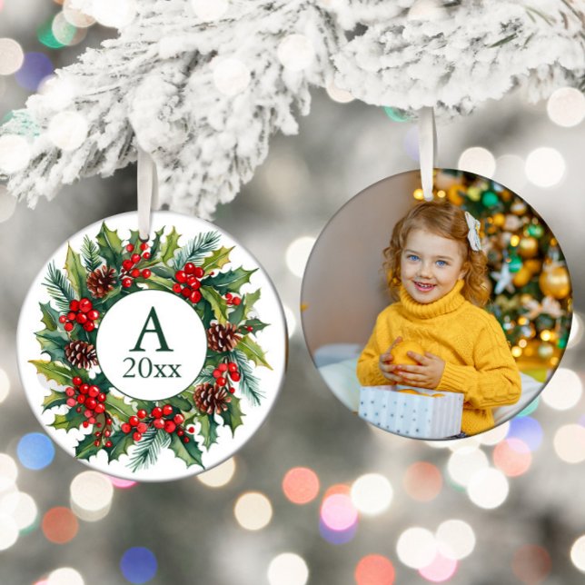 Fotomonogramår för krans Pinecones Berries Julgransprydnad Keramik (Christmas wreath/monogram photo Christmas ornament)