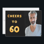 Foton 60:e födelsedagsfesten innehåller guld-ballo inbjudningar<br><div class="desc">Ett trendig 60 födelsedagsfest inbjudan. Med texten: Cheers to 60 på framsidan skriven med faux guld ballong brev. Svart bakgrund. Mall för fotot. Lägg till din händelseinformation på baksidan. Vit brev,  svart bakgrund.</div>