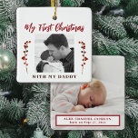 Foton baby 2 och pappa 2, första jul julgransprydnad keramik<br><div class="desc">Baby första jul med pappa unika keepsaké träd-prydnadsföremål med röda bär grenar,  dina anpassningsbar 2-foton och röd modern typografiktext.            Kan vara en vacker julklapp till ny pappa.</div>