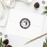 Foton elegant Silver Helgdag Mönster Bröllop Runt Klistermärke<br><div class="desc">Anpassa den här prydnadsdesignen av festive charcol grått/black and metallic silver färgad jul-utandning för ram med ditt favoritfoto.</div>