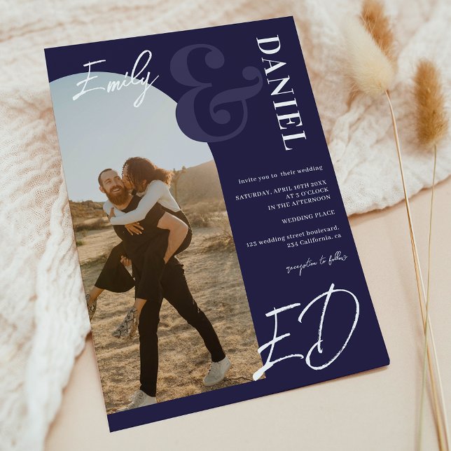 Foton fet namn-skript, bågblått bröllop inbjudningar (Photos bold names script arch navy blue wedding invitation)
