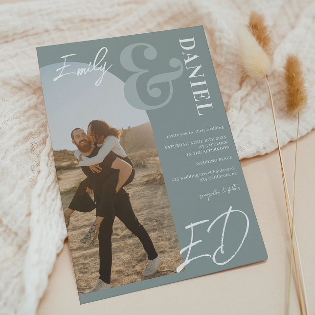 Foton fet namn-skript, båge grönt bröllop inbjudningar (Photos bold names script arch sage green wedding invitation)