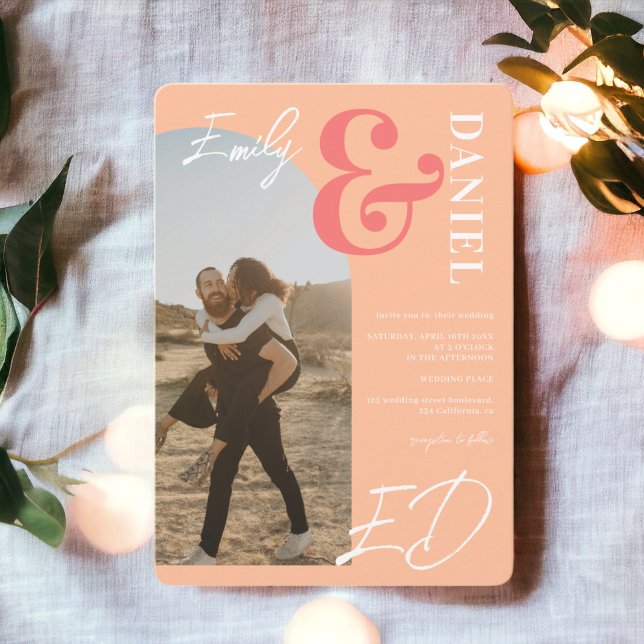 Foton fet namn-skript, bågpersika bröllop inbjudningar (Photos bold names script arch peach salmon wedding invitation)