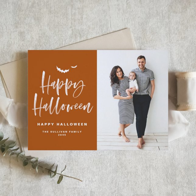 Foton för bränd Orange i Happy halloween-penselbok Helgkort (A festive photo  Halloween card featuring white brush lettering on a burnt orange background. )